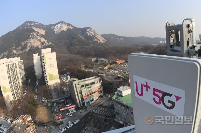 LG유플러스 기지국이 2019년 2월 22일 서울 노원구 불암산 인근에서 설치되고 있다. 기사 내용과 무관한 자료사진. 국민일보DB