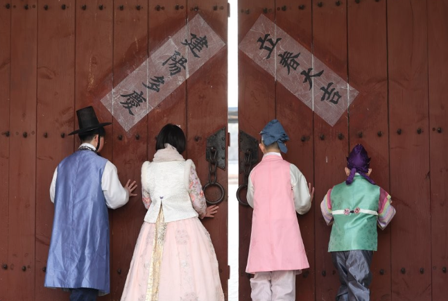 4일 남산골 한옥마을에서 아이들이 봄의 문을 열고 있다. /사진=연합뉴스
