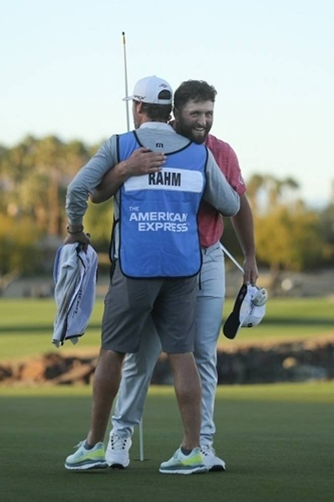 욘 람이 아메리칸 익스프레스 우승을 확정한 뒤 캐디 아담 하예스와 기쁨을 나누고 있다. 【AFP 연합뉴스】