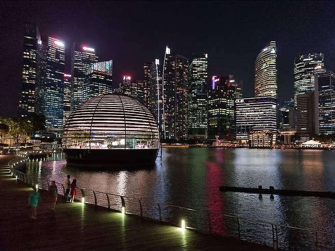 싱가포르에 있는 애플스토어 전경. 화려한 싱가포르의 야경과 어우러지니 마치 예술 조형물처럼 보입니다.<사진=오대석 기자>