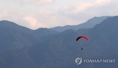 산바람을 헤치며 즐기는 페러글라이딩. 연합뉴스
