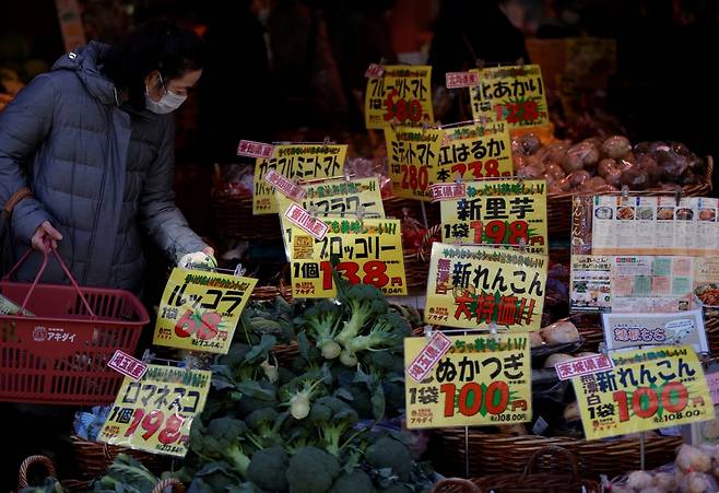 일본 도매시장 관계자는 경매에 참여해 정식경로로 청과물을 구입하는 중국계 상점들도 있기는 하지만, 그렇다고 폐기 적전의 상품을 가져가는 일 또한 “완전히 없다고 할 수 없다”고 말했다. 사진은 기사 내용과 무관. [로이터]