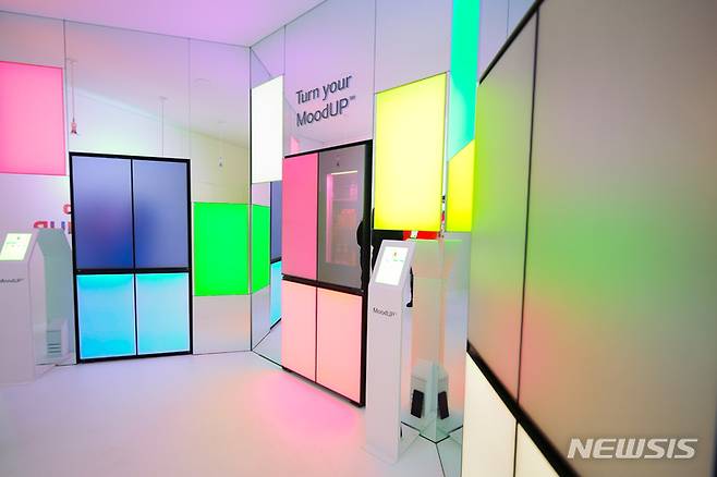 [라스베이거스=AP/뉴시스] 5일(현지시간) 미 네바다주 라스베이거스에서 개막한 세계 최대 가전·IT 전시회 'CES 2023'의 LG 전시관에 형형색색의 '디오스 오브제 컬렉션 무드업' 냉장고가 전시되고 있다. 2023.01.06.