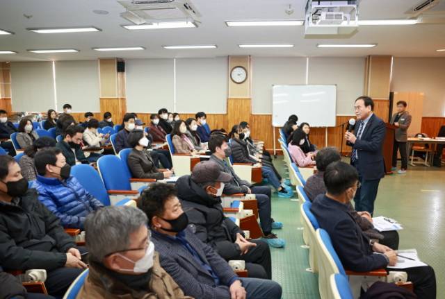 ▲4일 서거석교육감이 전라중학교 시청각실에서 주민들을 상대로 미래교육캠퍼스 설립에 대해 설명하고 있다. ⓒ전북교육청