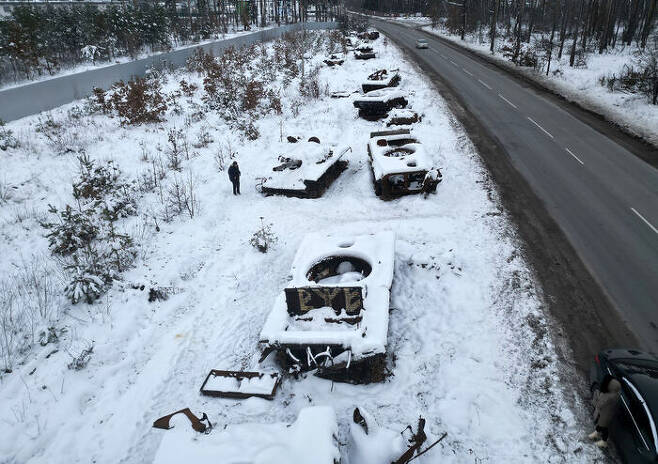 러시아 탱크의 잔해. 우크라이나 키이우 인근 부차(민간인 학살이 일어났던 곳). 2022년 12월 5일 게티이미지
