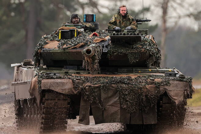 보리스 피스토리우스 독일 국방부장관(오른쪽)이 레오파르트2A6 전차에 탑승해 훈련에 참가하고 있다. EPA연합뉴스