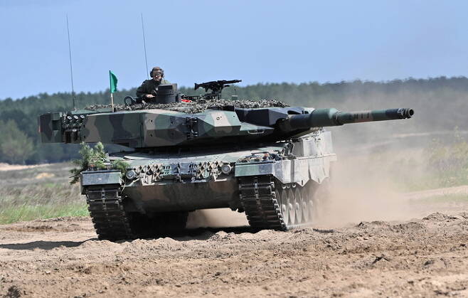 폴란드군 레오파르트2 전차가 훈련에 참가해 기동하고 있다. EPA연합뉴스
