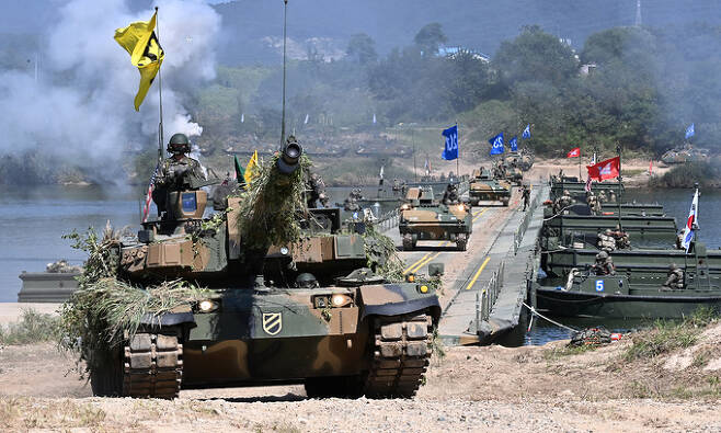 한국군 K2 전차가 부교를 건넌 뒤 이동하고 있다. 세계일보 자료사진