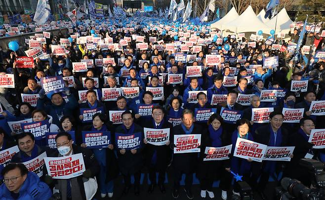 더불어민주당 이재명 대표를 비롯한 지도부 및 의원 등이 4일 서울 중구 숭례문 앞에서 열린 '윤석열 정권 민생파탄 검사독재 규탄대회'에서 손피켓을 들고 구호를 외치고 있다. 뉴스1