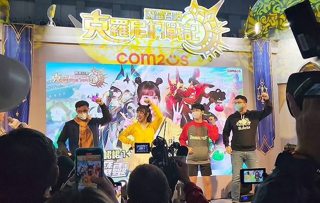 컴투스가 지난 4일 대만 '타이페이 게임쇼 2023'에 참석해 '서머너즈 워: 크로니클' 부스를 열었다. 대만 모델 준준과 관객들이 즉석 댄스 챌린지를 하는 모습. (컴투스 제공)
