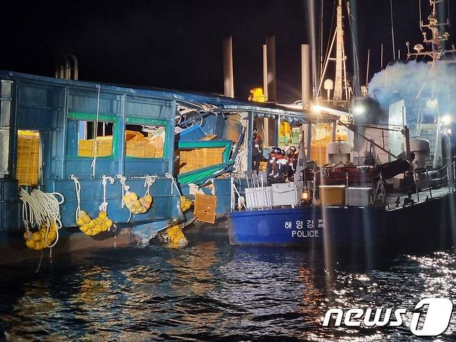 여수해경이 5일 충돌 사고가 발생한 사고 선박에 접근하고 있다..(여수해경 제공) 2.023.02.05/뉴스1