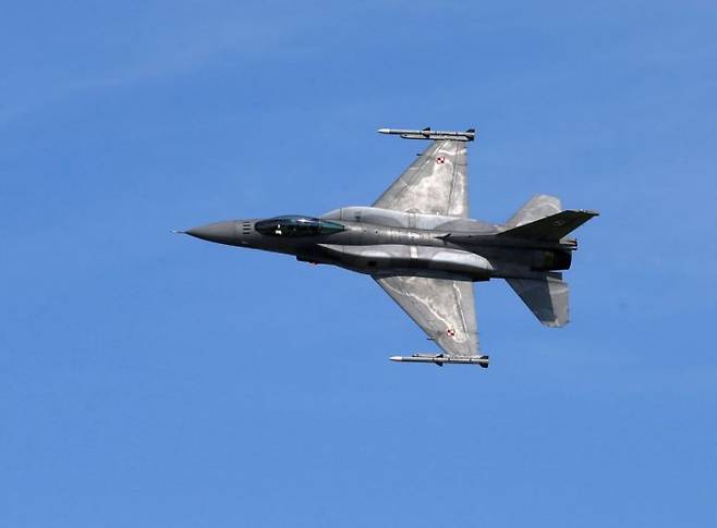 폴란드 공군이 운용하고 있는 F-16 전투기의 모습.[이미지출처=로이터·연합뉴스]