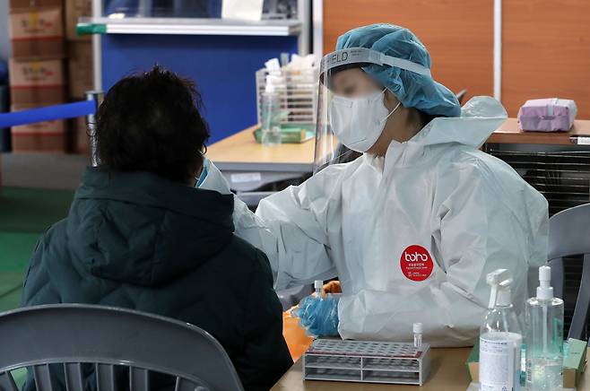 신종 코로나 바이러스 감염증(코로나19) 선별진료소에서 한 시민이 PCR검사를 받고 있다. ⓒ News1 박세연 기자