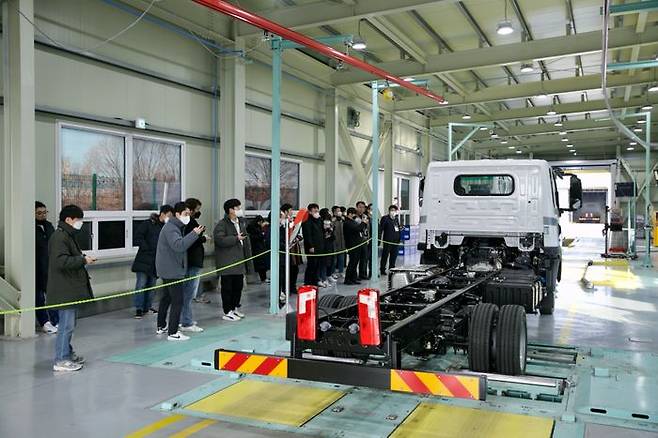 조립공정을 마친 더쎈 차량이 검수라인에서 제동 테스트를 하고 있다.ⓒ타타대우상용차
