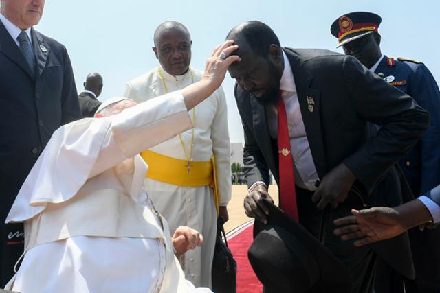 프란치스코 교황이 5일 남수단 주바의 존 가랑 묘소에서 열린 미사에서 살바 키르 마야르디트 남수단 대통령을 축복하고 있다. 주바=EPA 연합뉴스