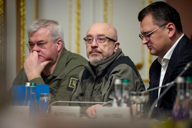 올렉시 레즈니코프(가운데) 우크라이나 국방장관이 3일 우크라이나 키이우에서 열린 EU-우크라이나 정상회의 실무회의에 참석하고 있다.키이우=AP