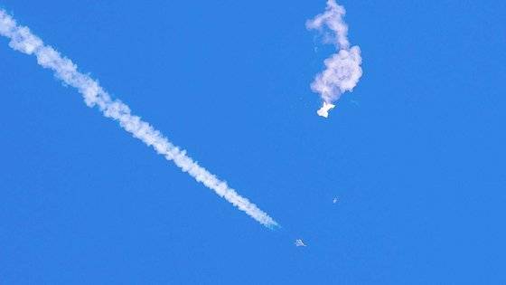 4일(현지시간) 미 공부 노스캐롤라이나주 동부 대서양 상공에서 중국의 정찰 풍선이 미 공군의 미사일을 맞고 격추되고 있다. AP=연합뉴스