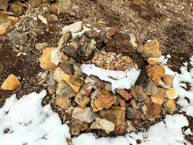 ▲ 동해시 이기동 백두대간 능선 아래 동점마을에서 발견된 쇠부리터 모습.