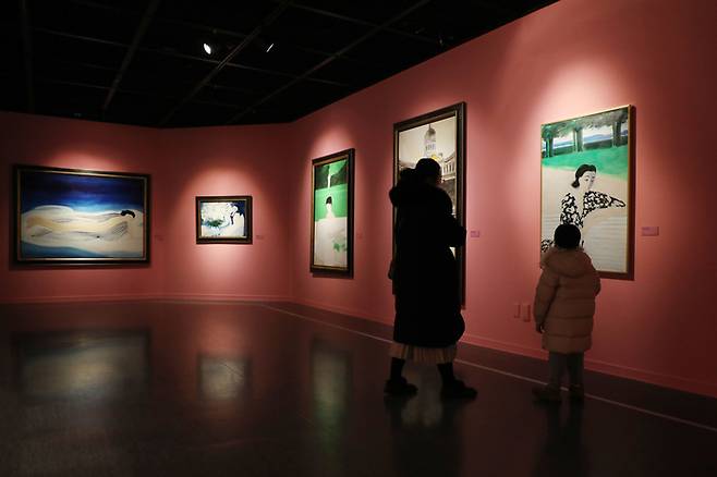 앙드레 브라질리에의 ‘멈추어라, 순간이여!’ 특별전에 전시된 그림들. 브라질리에의 부인 샹탈 브라질리에를 뮤즈로 그린 그림들이다. /한수빈 기자