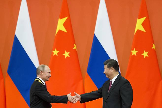 블라디미르 푸틴 러시아 대통령(왼쪽)과 시진핑 중국 국가주석 2018년 중국 베이징 인민대회당에서 열린 시상식에서 악수하고 있다. AP연합뉴스