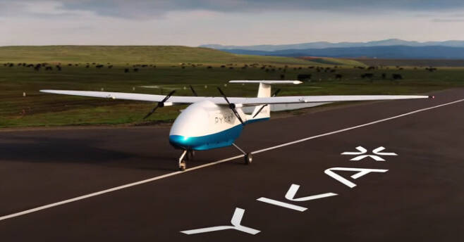 활주로에서 이륙 대기 중인 세계 최대 전기 동력 무인기 ‘펠리컨 카고’의 모습. 대략 미니버스와 비슷한 덩치다. 180㎏의 짐을 운송할 수 있다. 파이카 제공