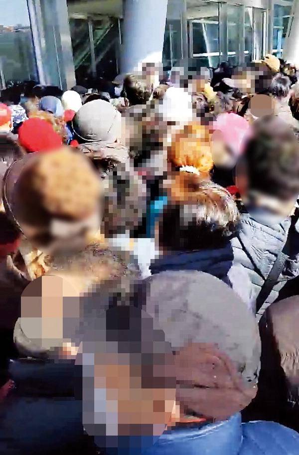 지난 4일 벡스코에서 열린 행사에 몰려든 인파로 아찔한 상황이 벌어졌다. 독자 제공