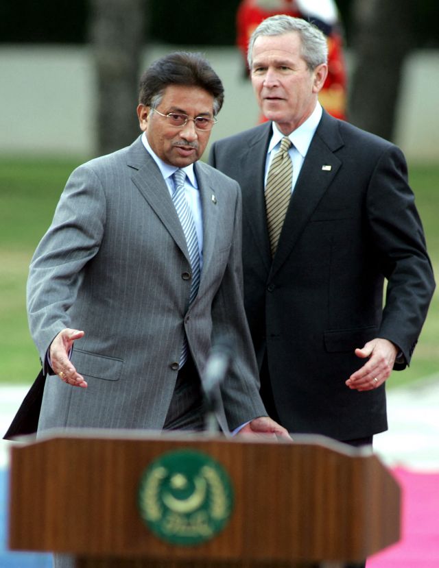 2006년 11월 4일 무샤라프 전 대통령(왼쪽)과 조지 W. 부시 전 미국 대통령이 기자회견을 위해 파키스탄 수도 이슬라마바드 대통령 집무실에 도착하고 있다. AFP연합뉴스
