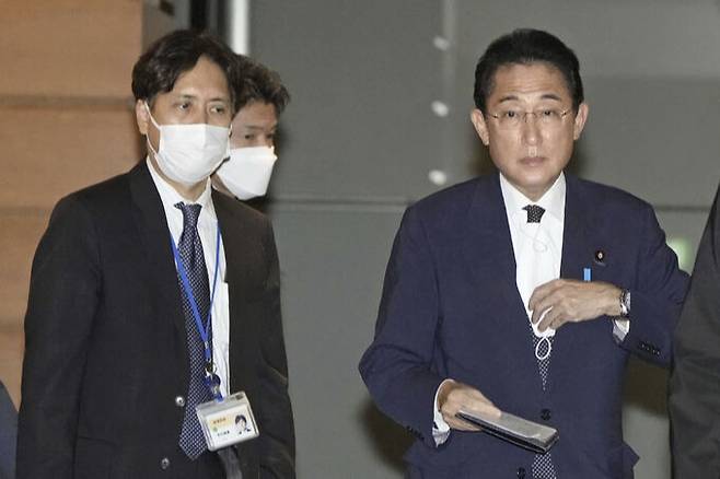 기시다 후미오 일본 총리(오른쪽)과 아라이 마사요시 비서관. 도쿄=AP연합뉴스