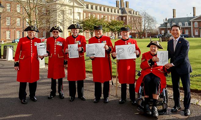 박민식 국가보훈처장(오른쪽)이 영국 런던 첼시 왕립병원에서 영국군 6·25전쟁 참전용사들과 2030년 엑스포 부산 유치를 염원하는 손팻말 세리머니를 하고 있다. 보훈처 제공