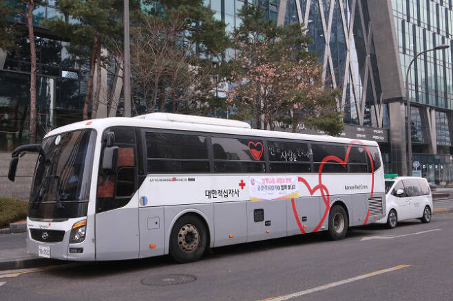 금호석유화학이 6일 서울 본사 을지로 시그니쳐타워 앞에서 임직원들과 함께 2023년 첫 ‘생명나눔 사랑의 헌혈’ 행사를 실시했다. 사진은 헌혈버스가 주차된 모습.(사진=금호석유화학)