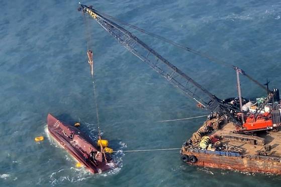 통발어선 '청보호'가 뒤집히는 사고가 난 전남 신안군 임자면 대비치도 서쪽 해상에서 오늘(6일) 오후 선체 인양을 위한 준비 작업이 진행 중인 모습. 〈사진=연합뉴스〉