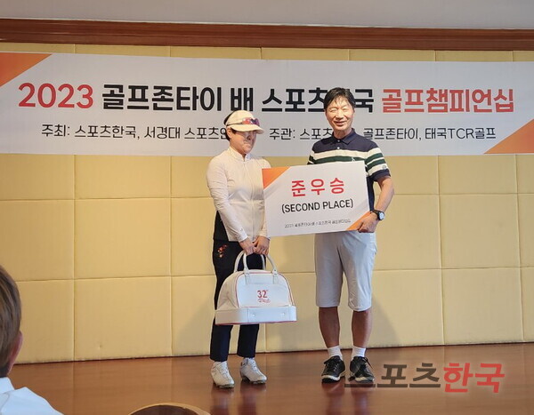 준우승 구명란(왼쪽) 대표와 시상을 맡은 가수 김세환.