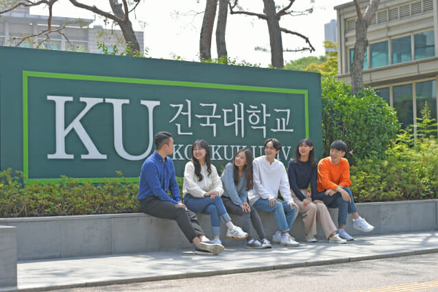 건국대학교 학생들이 교정에 앉아 이야기를 나누고 있다.