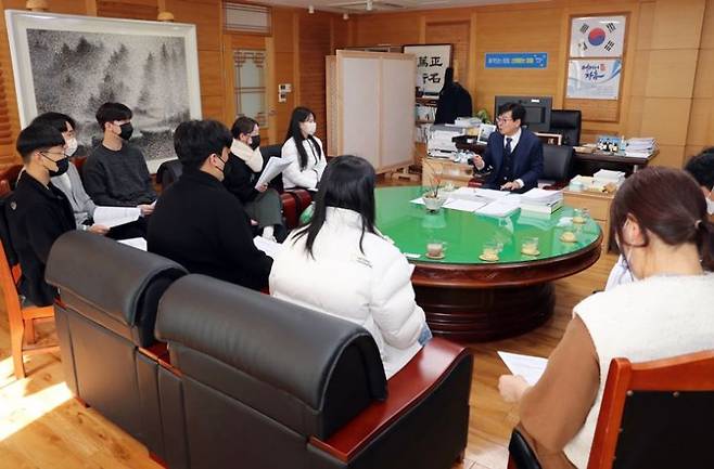 김성 군수가 지역 청소년 대표들과 대화를 나누고 있다. [사진제공=장흥군]
