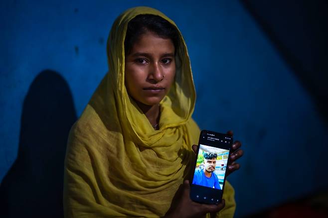17세 인도 소녀인 소날리 베굼이 4일 불법 조혼으로 체포된 23세 남편 사진을 취재진에게 보여주고 있다. 베굼은 임신 7개월째라고 AP통신은 전했다./AP연합뉴스