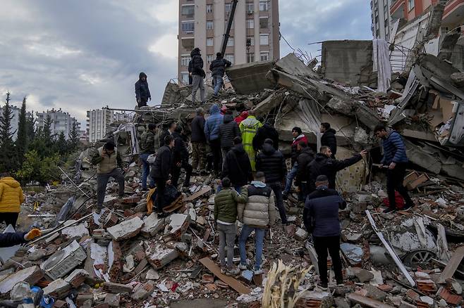 튀르키예(터키) 남부 도시 아다나의 건물 잔해에서 수색 작업이 이뤄지고 있다. /AP 연합뉴스