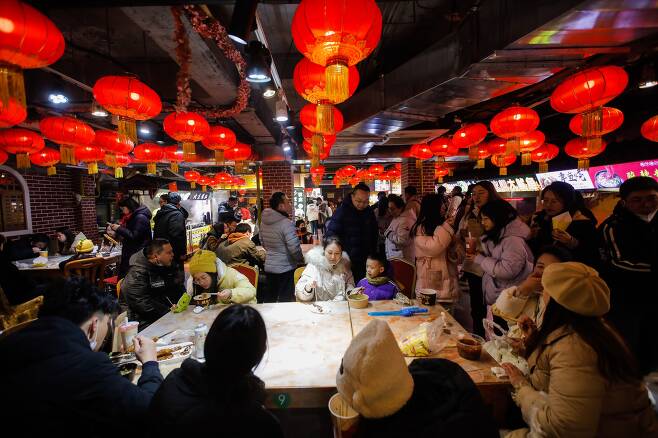 중국 정부가 '제로 코로나' 정책을 폐기하면서 소비가 회복되고 있다. 사진은 중국의 정월 대보름인 '원소절'을 맞이해 중국인들이 베이징에서 등불축제를 즐기고 있는 모습./EPA연합뉴스