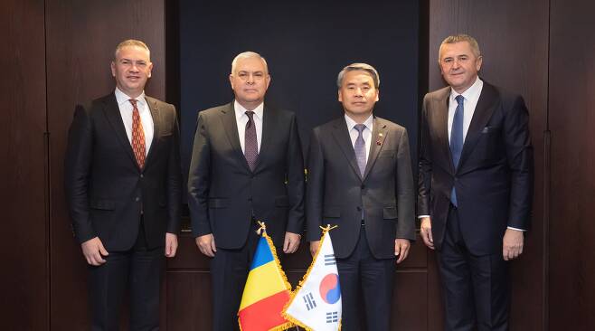 2022년 12월 방한한 안젤 틀버르 루마니아 국방부 장관(오른쪽 세 번째)과 이종섭 국방부 장관(오른쪽 두 번째)이 기념 촬영을 하고 있다. /국방부