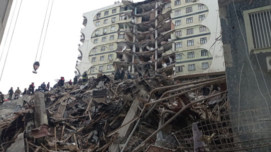 튀르키예 디야르바크르 지역에서 6일(현지시간) 지진으로 무너진 아파트 건물[EPA=연합뉴스 자료사진]
