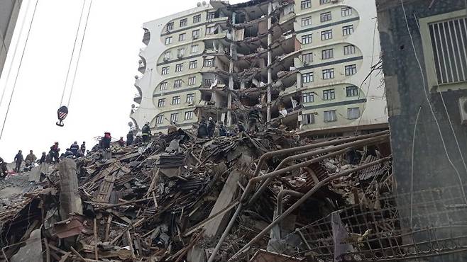 튀르키예 남동부 디야르바키르주의 디야르바키르에서 6일(현지시간) 구조대원들이 지진으로 무너진 건물을 수색하고 있다.EPA연합뉴스