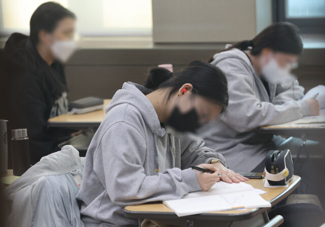 수험생들이 대학수학능력시험을 치르고 있는 모습. <한겨레> 자료사진