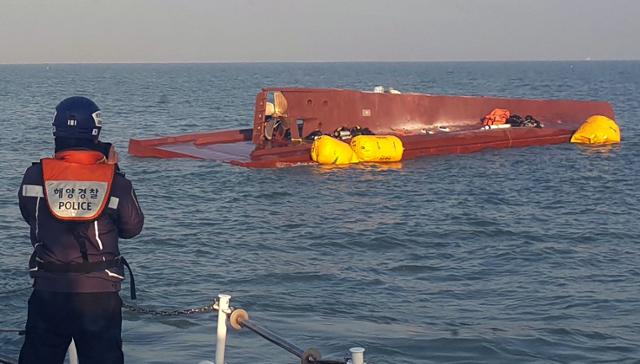 목포해양경찰이 5일 전남 신안군 임자면 대비치도 인근 해역에서 어선 전복으로 실종된 9명에 대한 수색을 벌이고 있다. 목포해양경찰서 제공