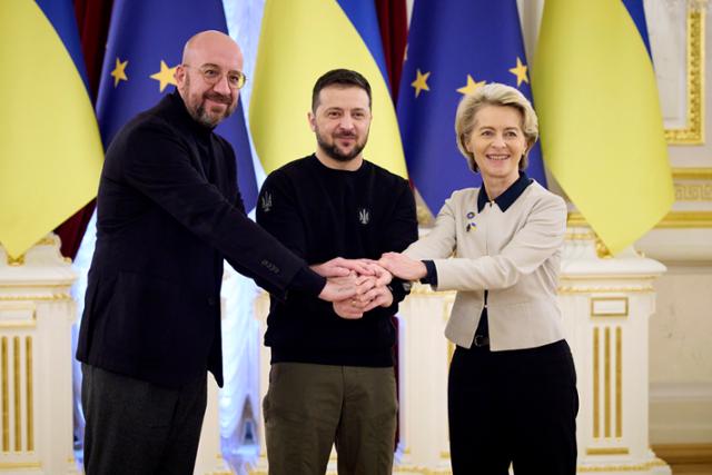 볼로디미르 젤렌스키(가운데) 우크라이나 대통령이 지난 3일(현지시간) 키이우에서 열린 유럽연합(EU)-우크라이나 정상회담에서 우르줄라 폰 데어 라이엔(오른쪽) EU 집행위원장(오른쪽), 샤를 미셸 EU 정상회의 상임의장과 악수하고 있다. 뉴시스