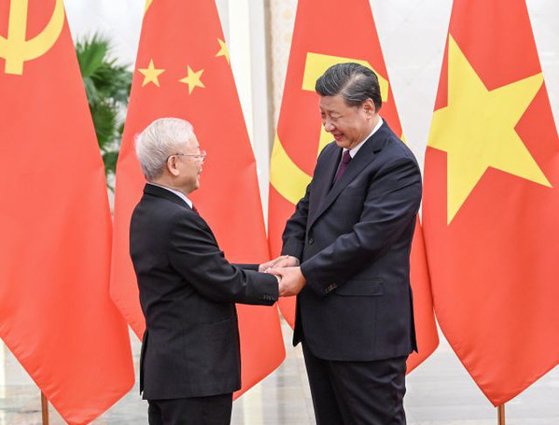 응우옌 푸 쫑 베트남 공산당 서기장(왼쪽)과 시진핑 중국 공산당 총서기 모두 3연임에 성공한 공통점을 갖는다. [신화=연합뉴스]