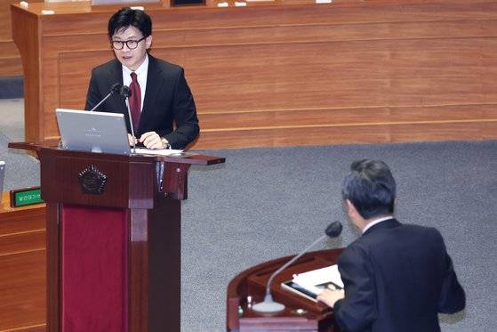 6일 국회 본회의에서 정치외교통일안보 분야 대정부질문이 진행되고 있다. 한동훈 법무부 장관이 정청래 의원의 질의에 답변하고 있다. 장진영 기자