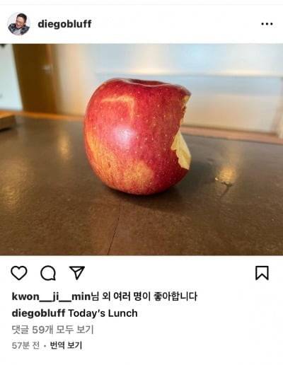 정태영 현대카드 부회장이 지난 3일 인스타그램에 '오늘의 점심'이라며 사과 한 입을 베어 문 사진을 게시했다. /인스타그램 캡처