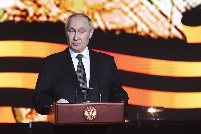 지난 2일(현지시간) 블라디미르 푸틴 러시아 대통령이 2일(현지시간) 볼고그라드(옛 스탈린그라드)에서 열린 전승 80주년 기념식에서 연설하고 있다. AP연합뉴스