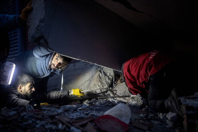 6일(현지시간) 터키 디야르바키르에서 지진으로 무너진 건물 현장에서 사람들이 피해자를 구하려 하고 있다. EPA연합뉴스