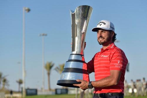 LIV골프 소속 아브라암 안세르가 6일(한국시간) 아시안투어 개막전 PIF 사우디 인터내셔널 우승 트로피를 들고 있다. 【AFP연합뉴스】