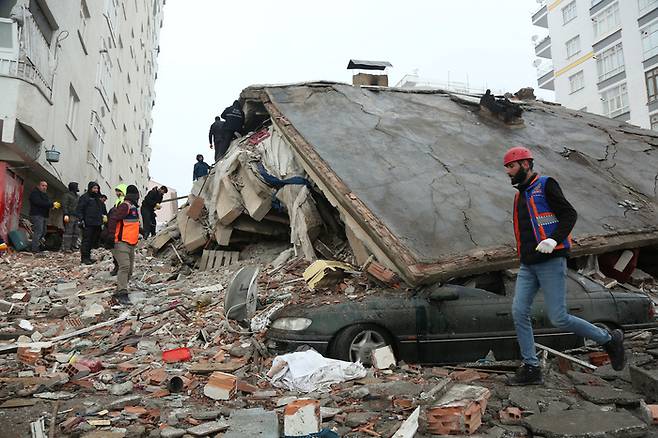 6일(현지시간) 구조대원들이 지진으로 붕괴한 튀르키예 남동부 디야르바크르의 한 건물에서 실종자를 수색하고 있다. 2023.2.6 [사진 = 로이터 연합뉴스]